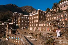 Construindo em Contrastes: Belo Horizonte (Brasil) vs. Rijal Alma'a (Arábia Saudita)