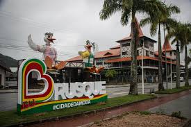 Brusque x 🙏 Trindade: Construir entre a força da indústria ou a calma da fé?