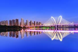 Goiânia vs. Shenyang: Um Contraste de Modernidades na Construção Civil